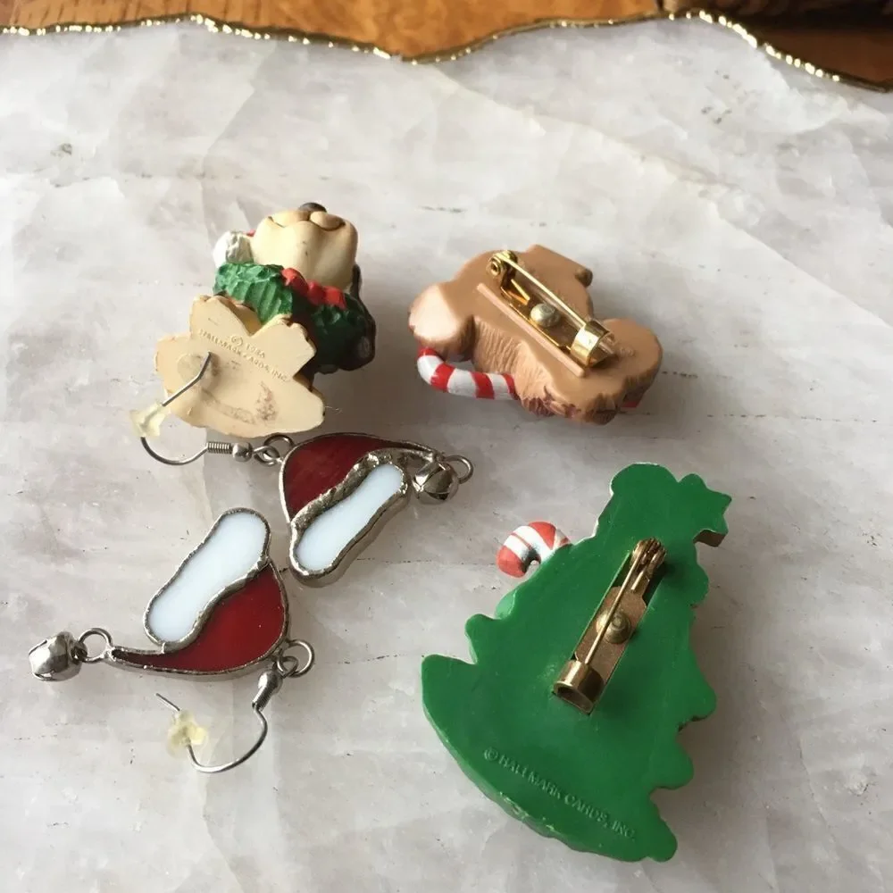CUTE CHRISTMAS Earrings, 2 Pins & a Puppy!